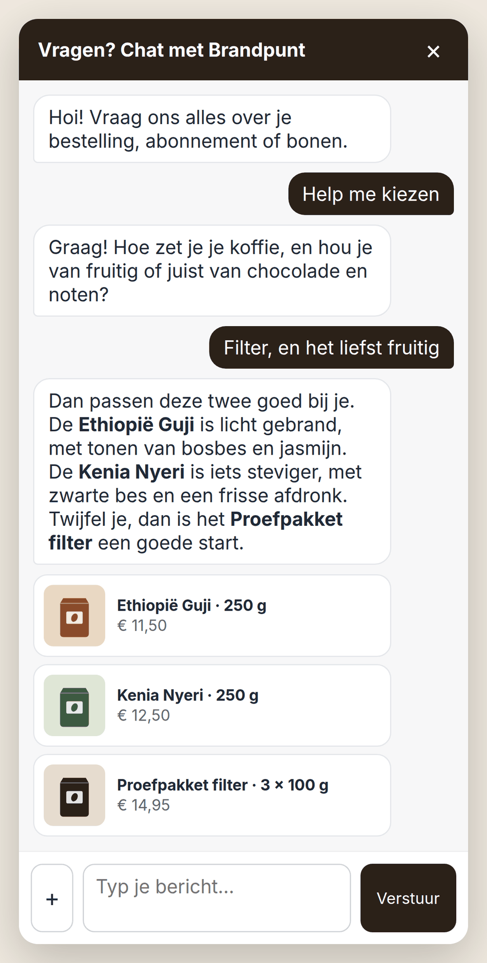 Chatvenster waarin de AI twee koffies en een proefpakket aanraadt, met daaronder productkaarten met foto en prijs