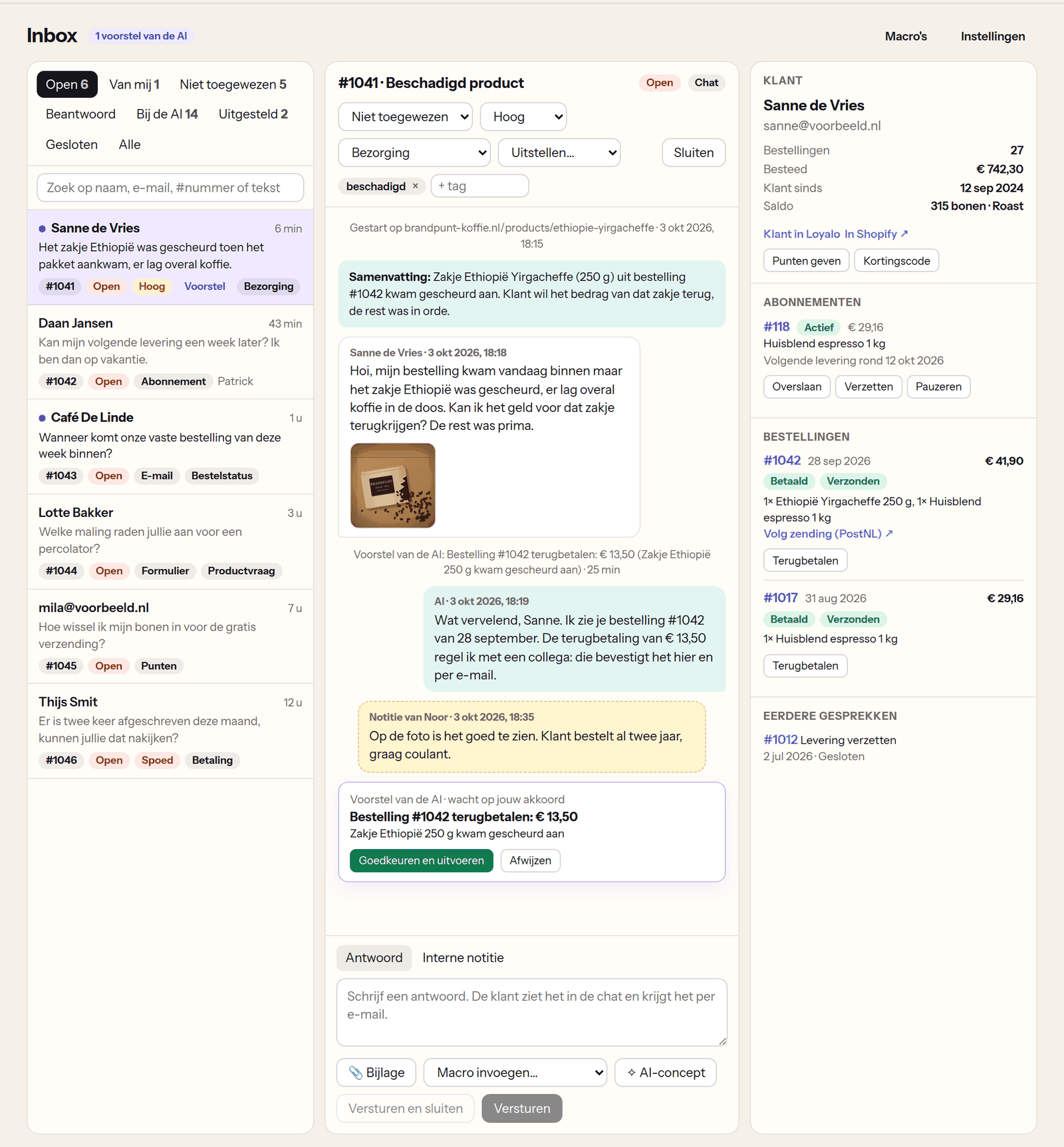 Klantenservice-inbox in Loyalo: links de lijst met gesprekken, in het midden een gesprek met een foto van de klant en een voorstel van de AI voor een terugbetaling, rechts de klant met bestellingen en abonnement
