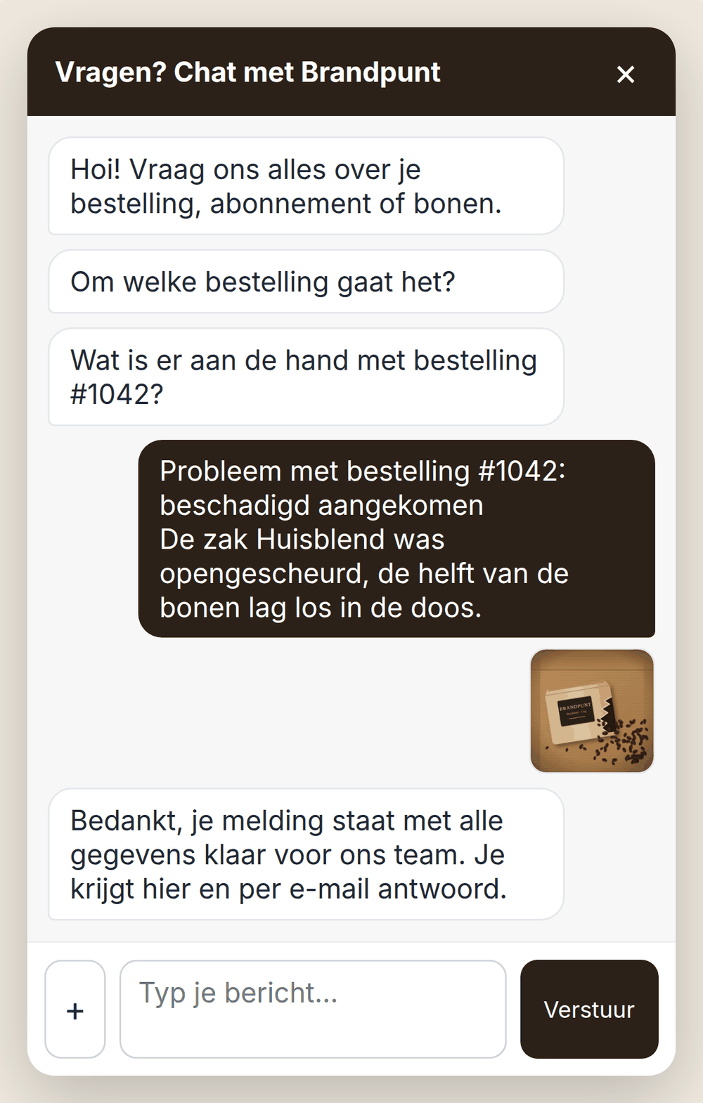 Chatvenster waarin een klant een beschadigde bestelling heeft gemeld met een foto en de bevestiging krijgt dat het team antwoordt