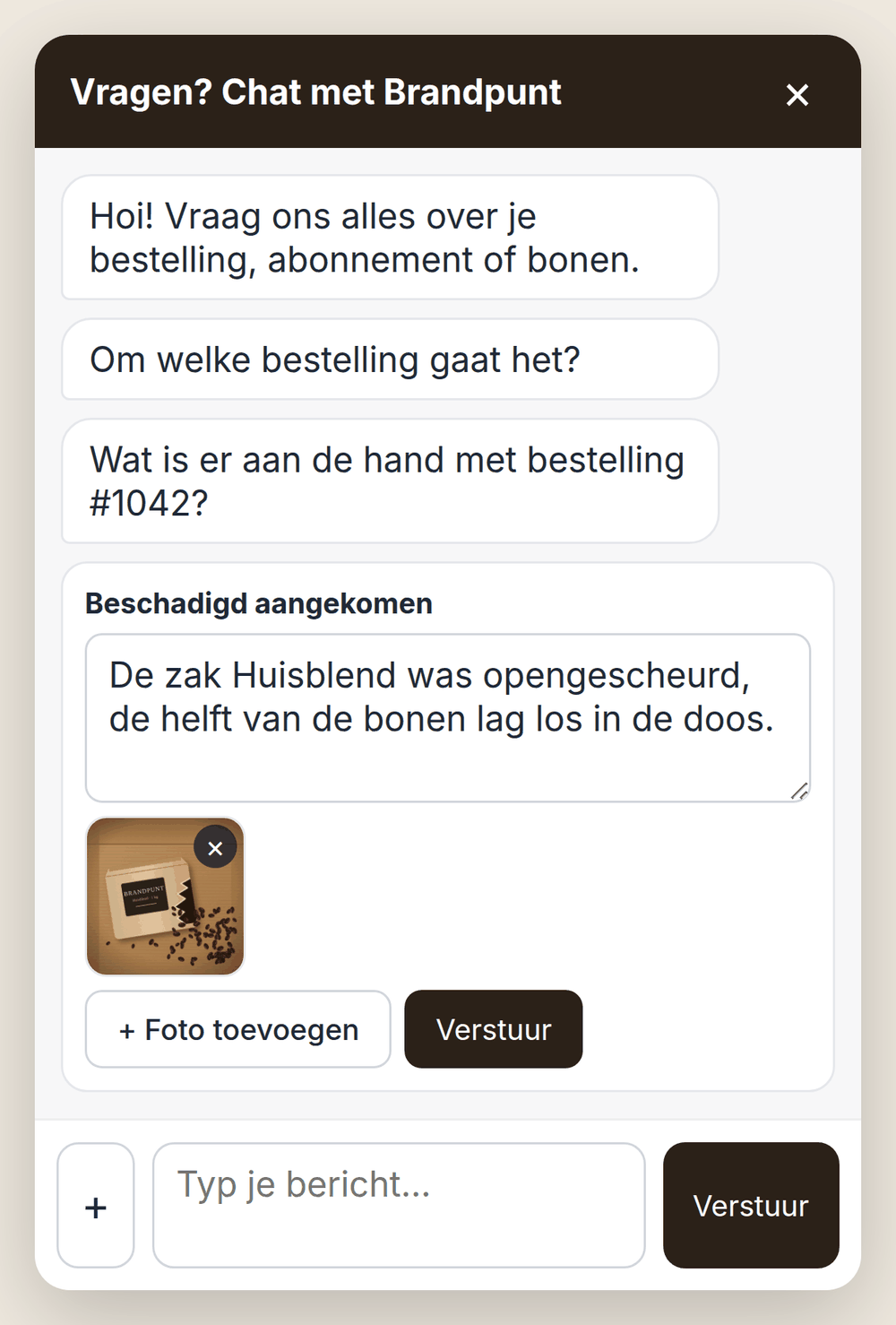 Chatvenster waarin een klant een beschadigde bestelling meldt: een toelichting in een tekstveld, een foto van de gescheurde zak erbij en de knop Foto toevoegen