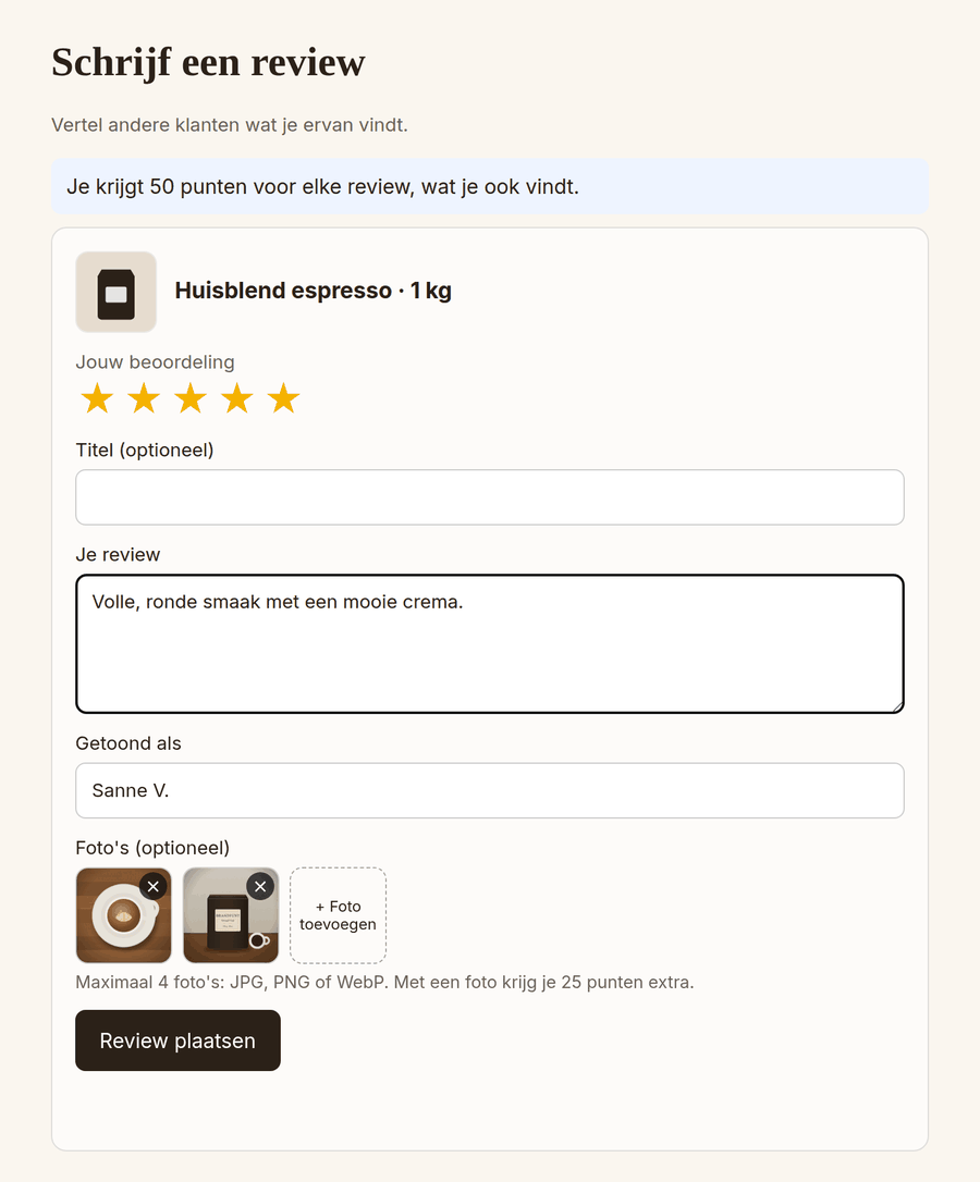 Formulier om een review te schrijven in een webshop: vijf sterren, een tekstveld, de naam die getoond wordt en twee toegevoegde foto's, met de melding dat een review 50 punten oplevert