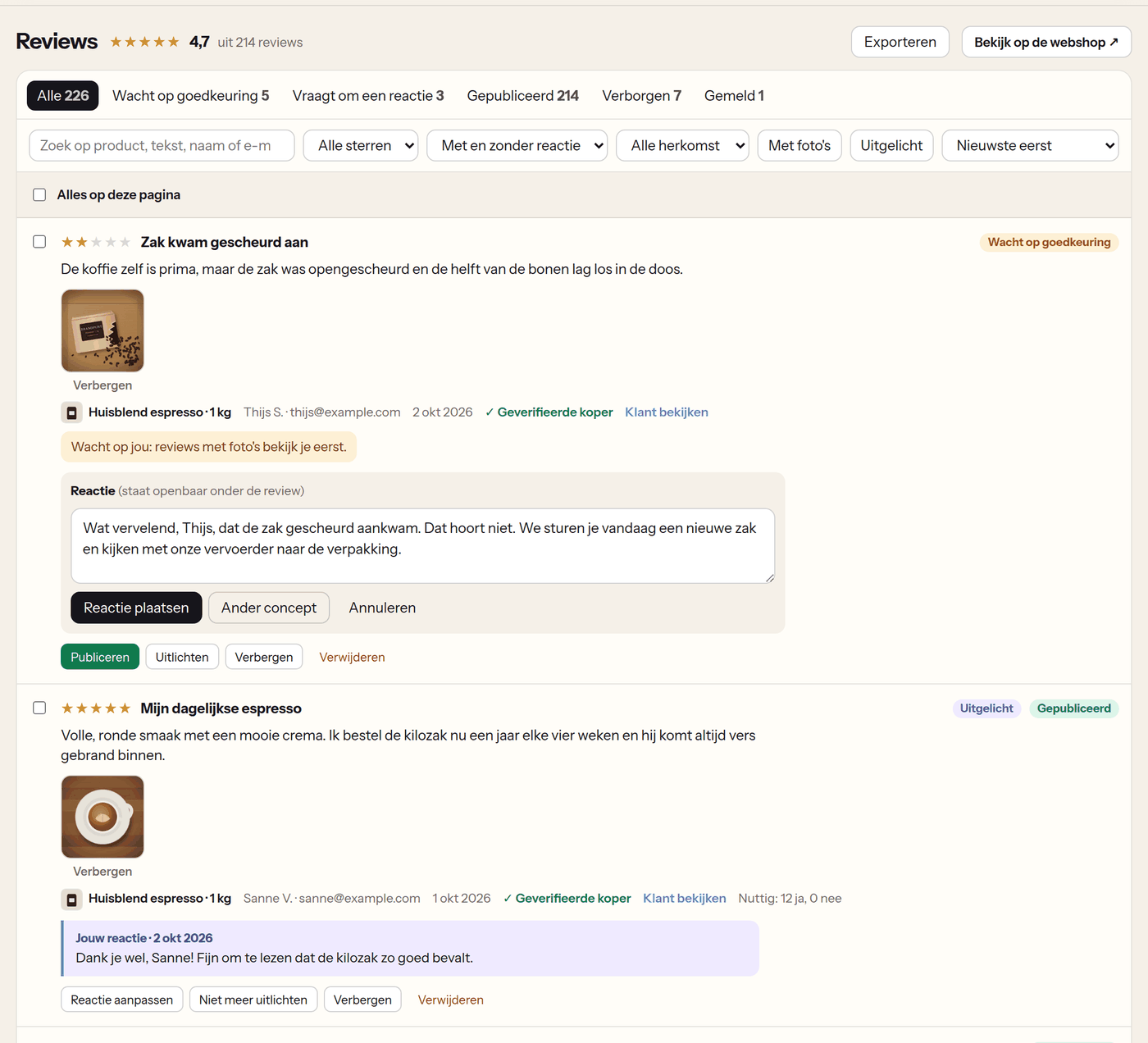 De pagina Reviews in Loyalo: filters op status, sterren en herkomst, een review met foto die op goedkeuring wacht met een concept van de AI voor de reactie, en een uitgelichte review met de reactie van de winkel