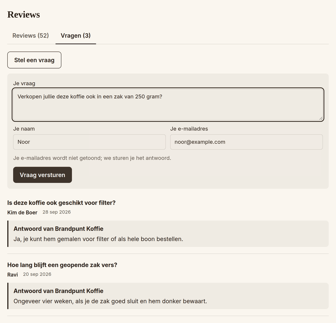 Tabblad Vragen in het reviewblok: een formulier om een vraag te stellen en twee beantwoorde vragen met het antwoord van de winkel eronder